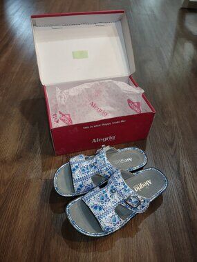 Alegria New In Box Size 8/8.5 Women's Blue White Butterfly Wedge Sandals
